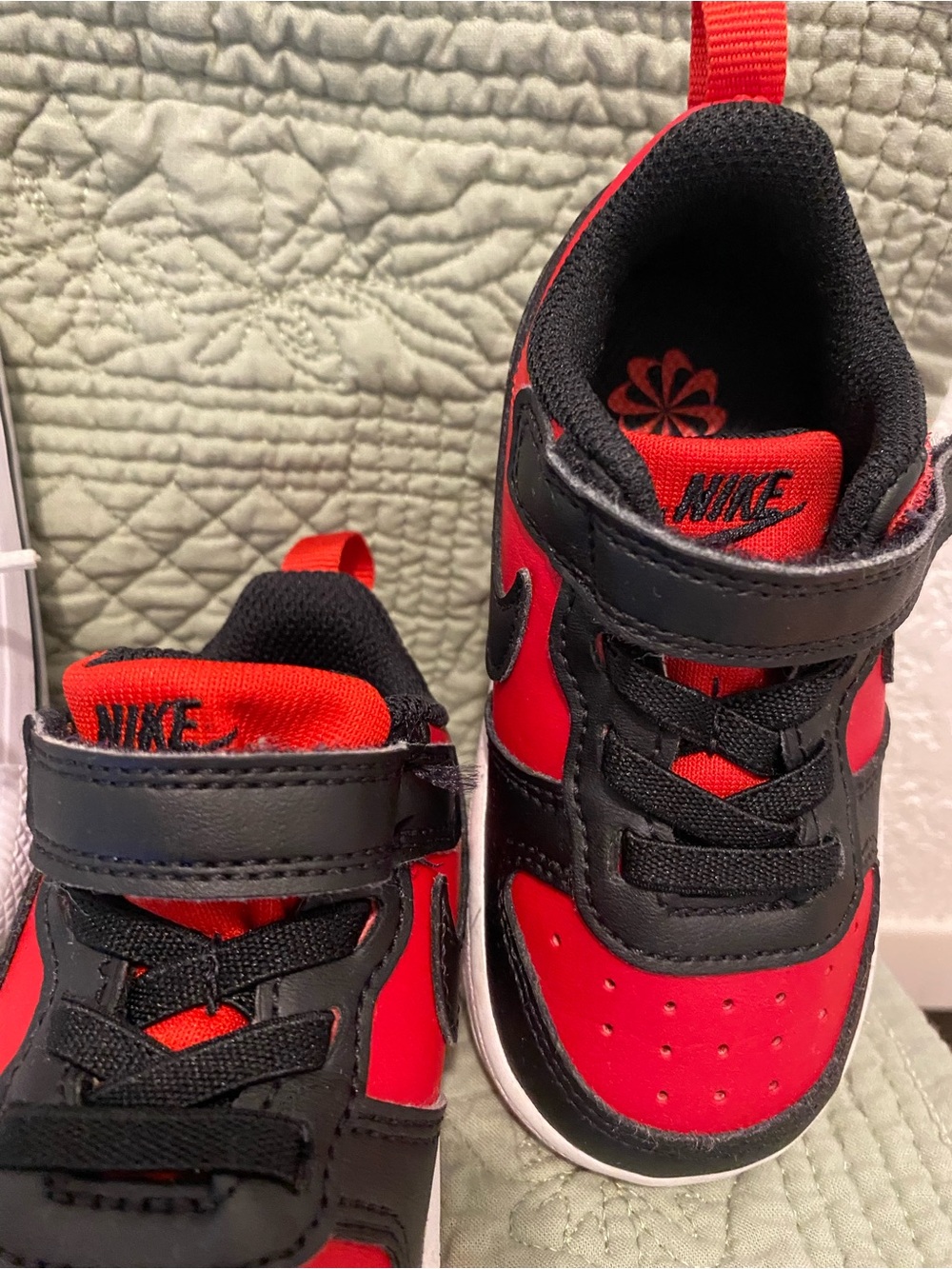 NIKE Kids' Red and Black Low-Top Sneaker Size 5.5 EUC